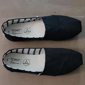 Size 9 Toms black flats